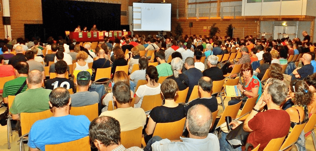 Salle pleine lors d'une conférence à l'occasion du départ du Tour Alternatiba