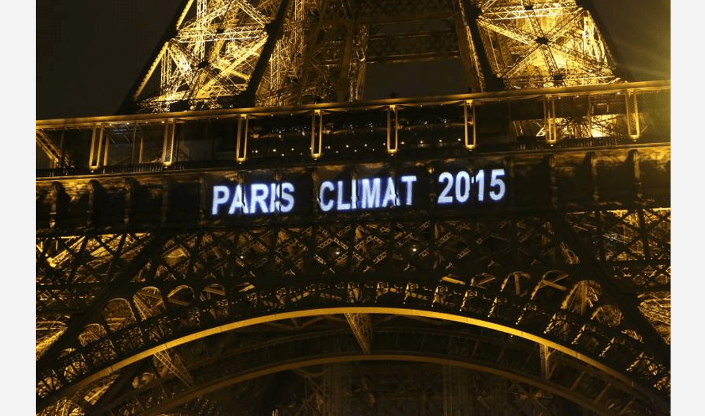 Tour Eiffel affichant "Paris Climat 2015"
