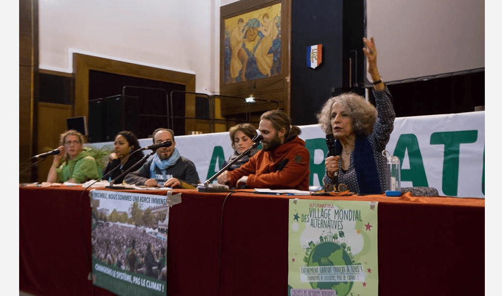 6 personnes assises lors d'une table ronde du Village Mondial des Alternatives