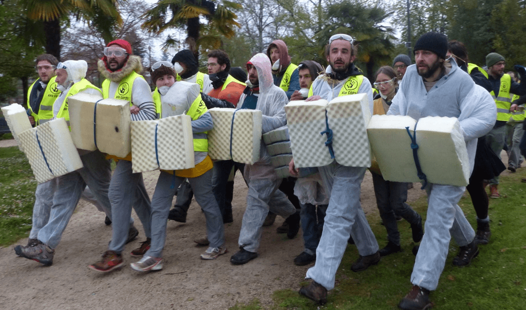 Un groupe de plusieurs dizaines d'activistes approchant du Palais Beaumont, au pas de course, en scandant « état d'urgence climatique ! », au troisième jour d'action