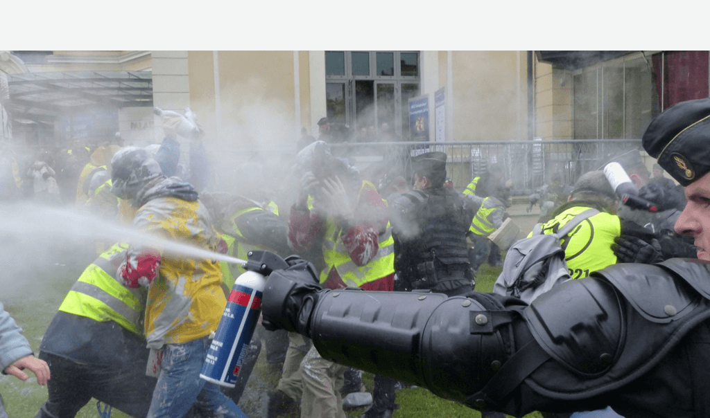 Police qui lance du gaz lacrymogène sur les militants