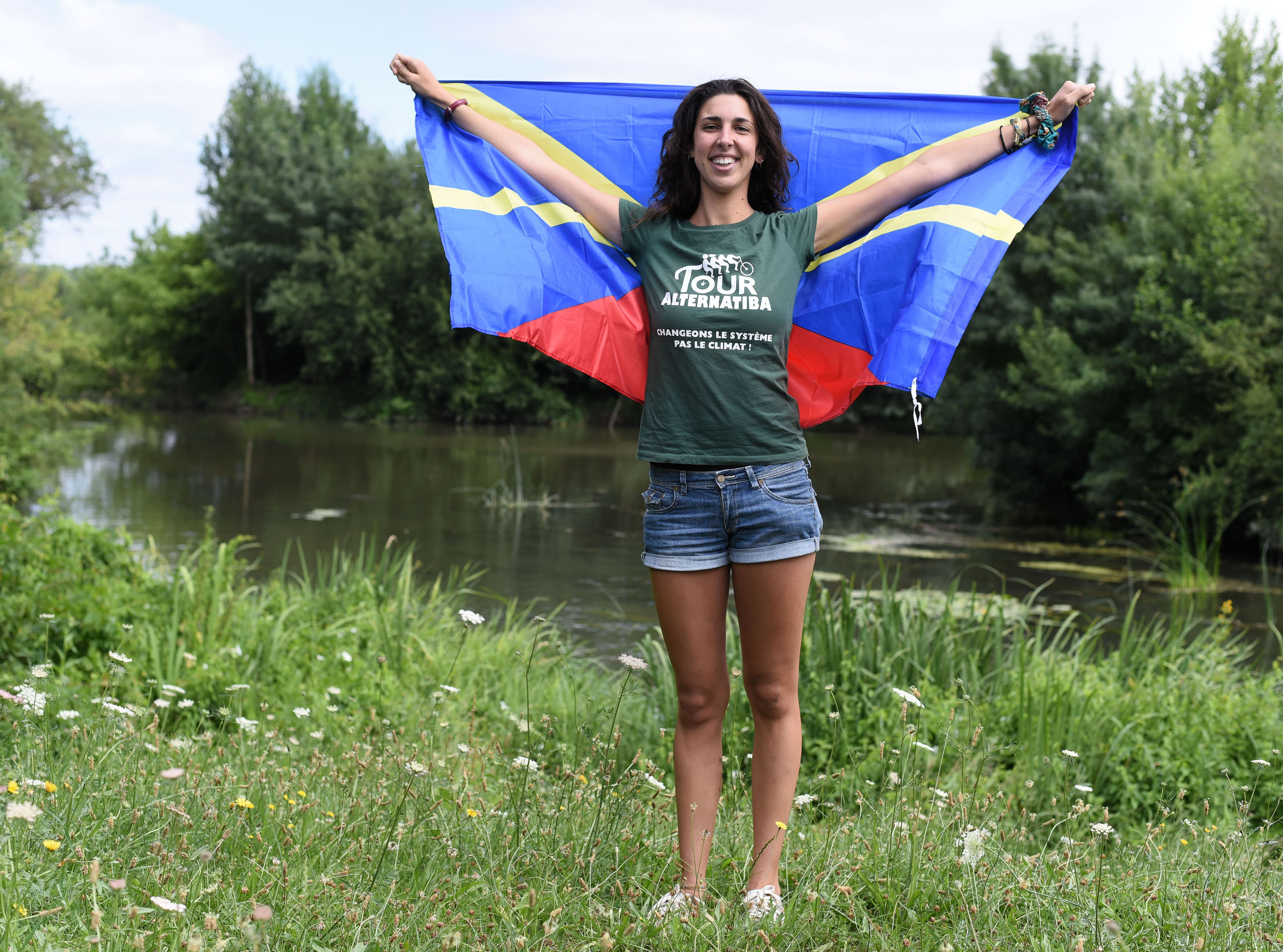 Tanika tient un drapeau de la Réunion