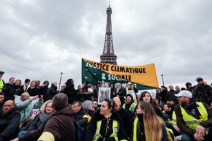 Blocage réussi avec les gilets jaunes à Paris pour dénoncer l’inaction du gouvernement en matière de climat et d’urgence sociale : image à la une