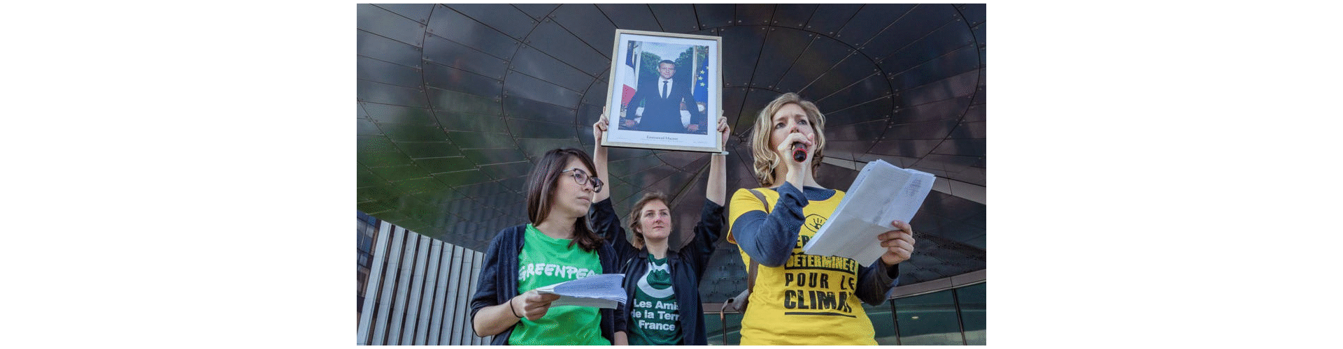Sortie d’un portrait de Macron réquisitionné lors de l’action Bloquons la République des pollueurs le 19 avril 2019 – photo Julien Helaine﻿