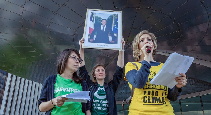 Sortie d'un portrait de Macron réquisitionné lors de l'action Bloquons la République des pollueurs
