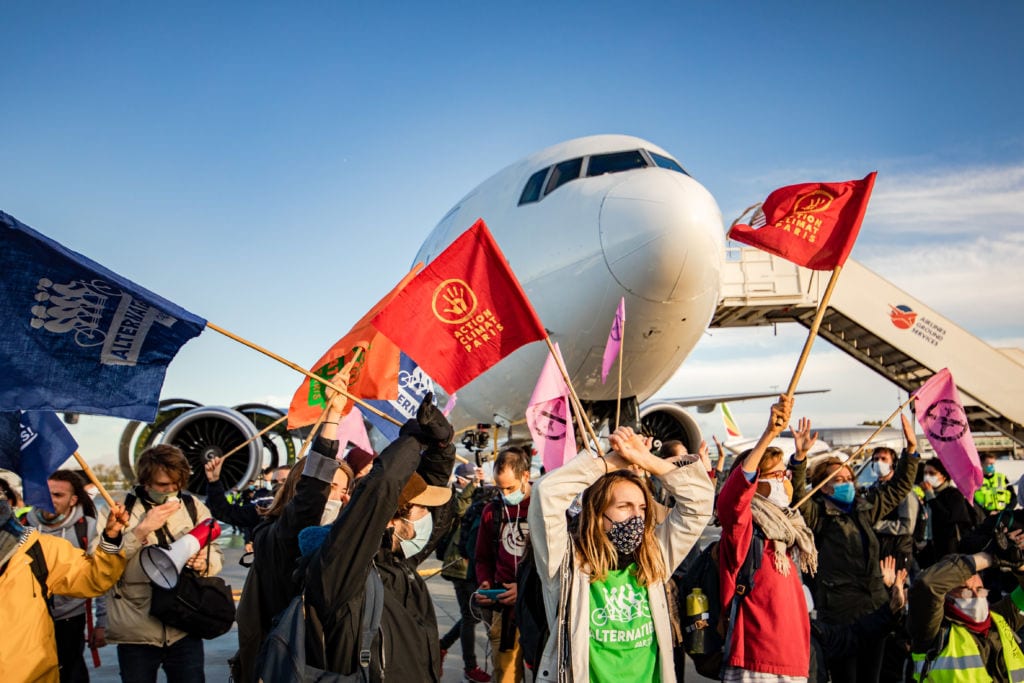 militants devant un avion sur la tarmac à Paris