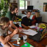 3 personnes travaillent autour d'une table