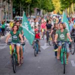 déabulation festive de cyclistes avec les triplettes du Tour Alternatiba