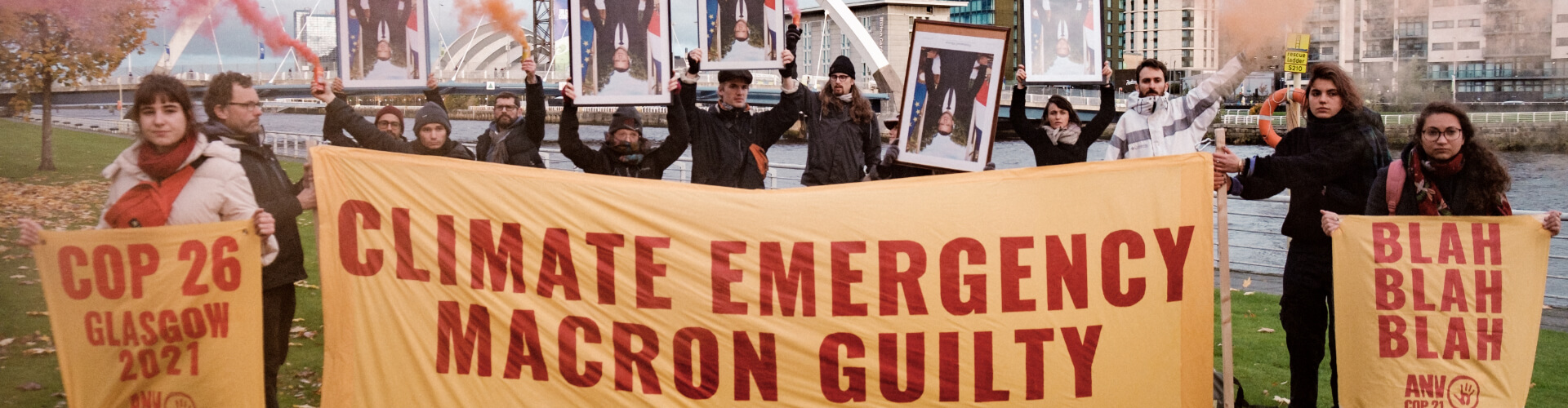Action à la COP26 par les décrocheurs du portrait de Macron – photo Basile Mesré-Barjon pour ANV-COP21
