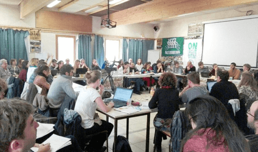 Une réunion (coordination européenne) dans une salle avec tables placées en carrés