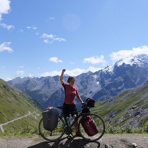 Pose vélo devant les montagnes