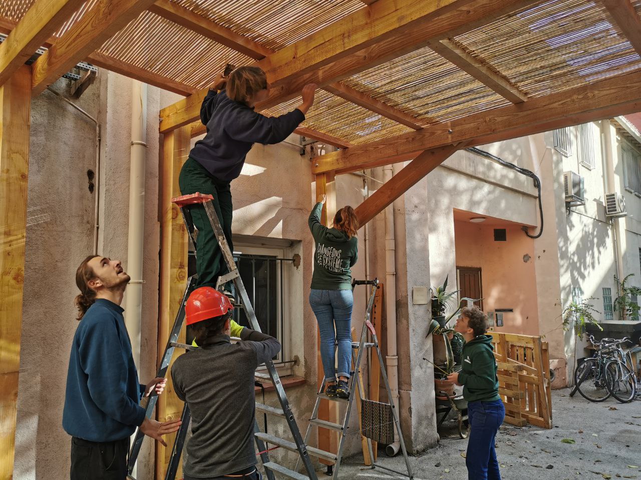 Chantier de construction d'une pergola à la Base de Marseille