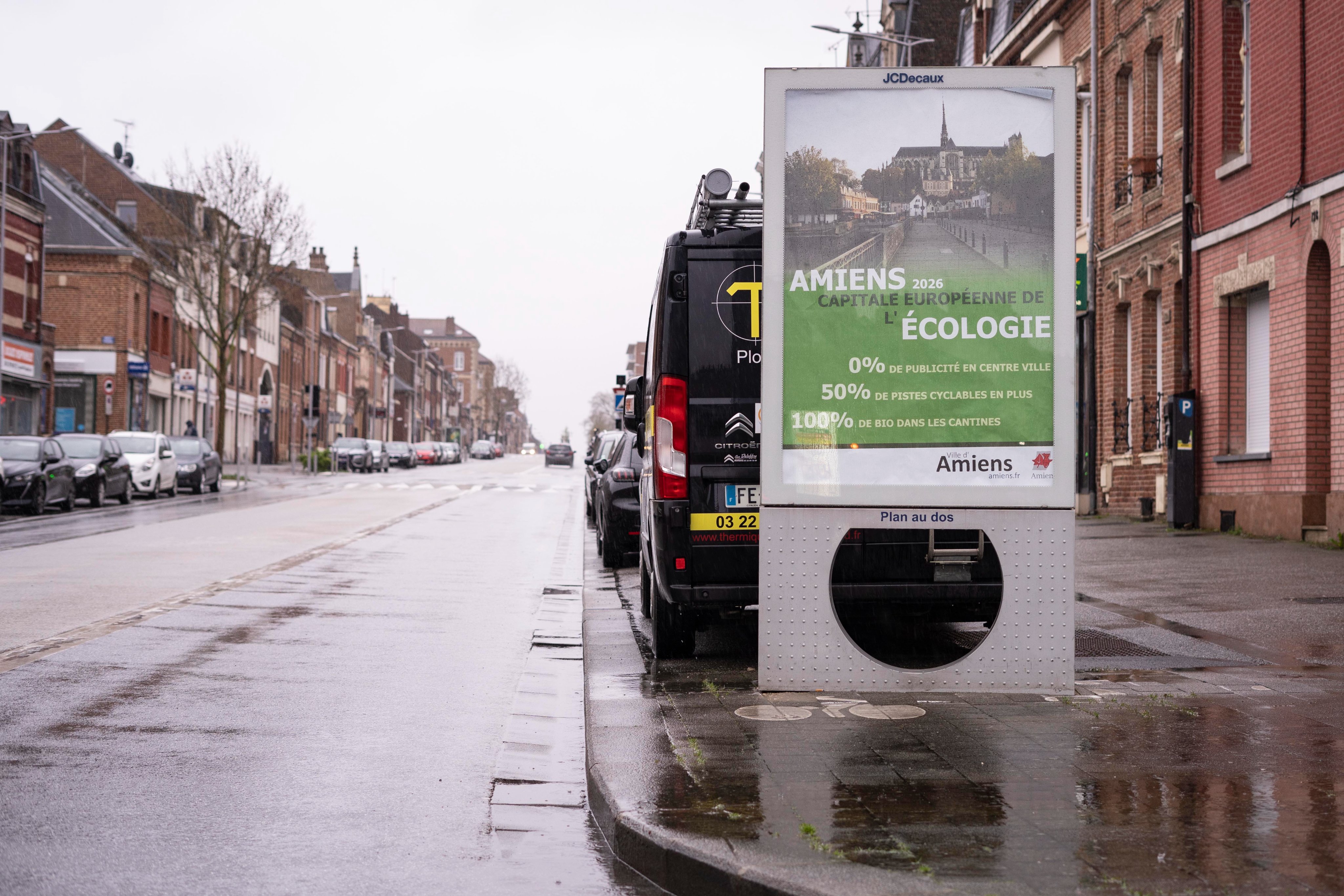 Panneau publicitaire avec une affiche "Amiens, capitale européenne de l'écologie"