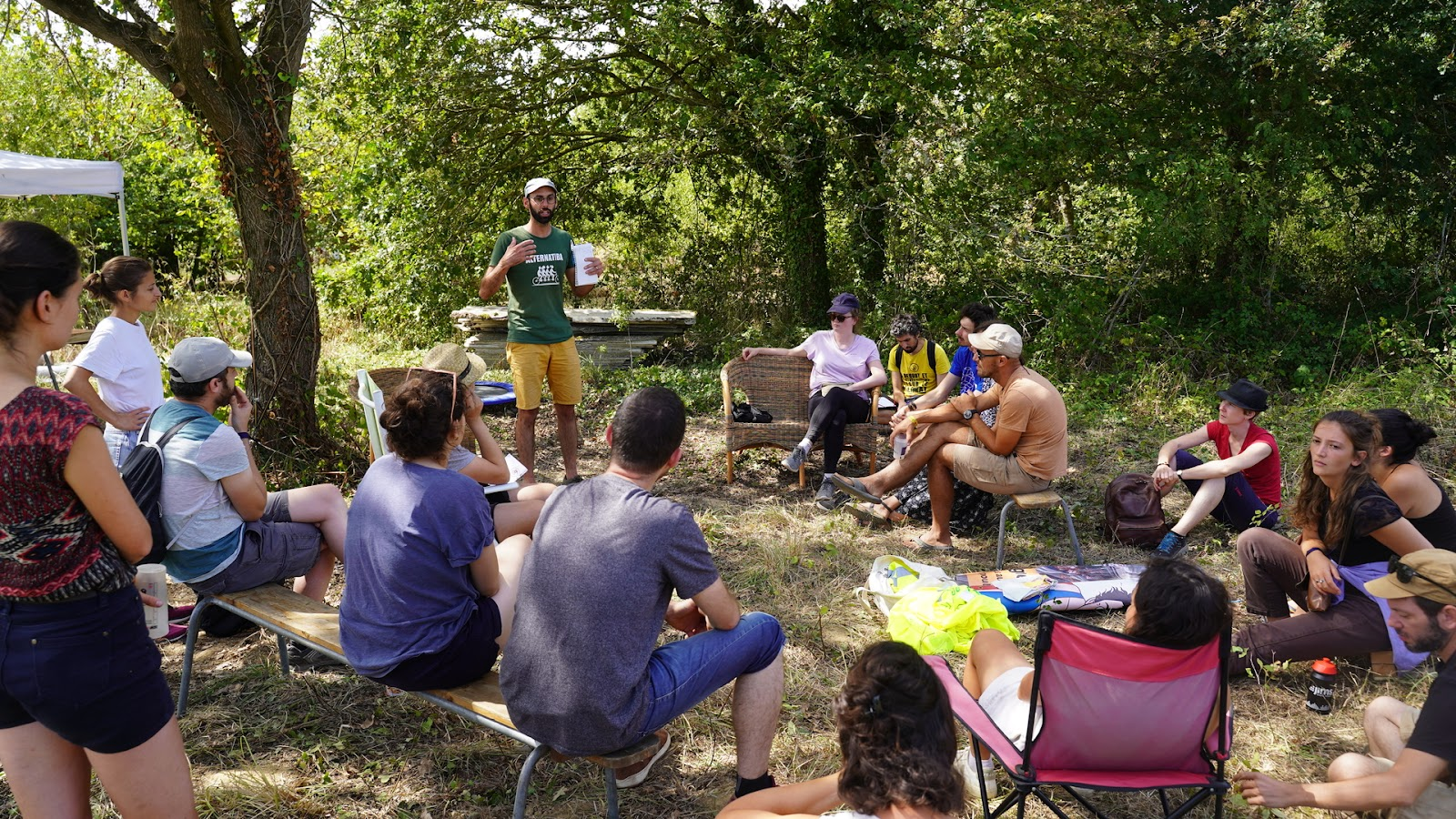 Photo avec un formateur Alternatiba formant un groupe lors du Cam Climat 2022 à Nantes