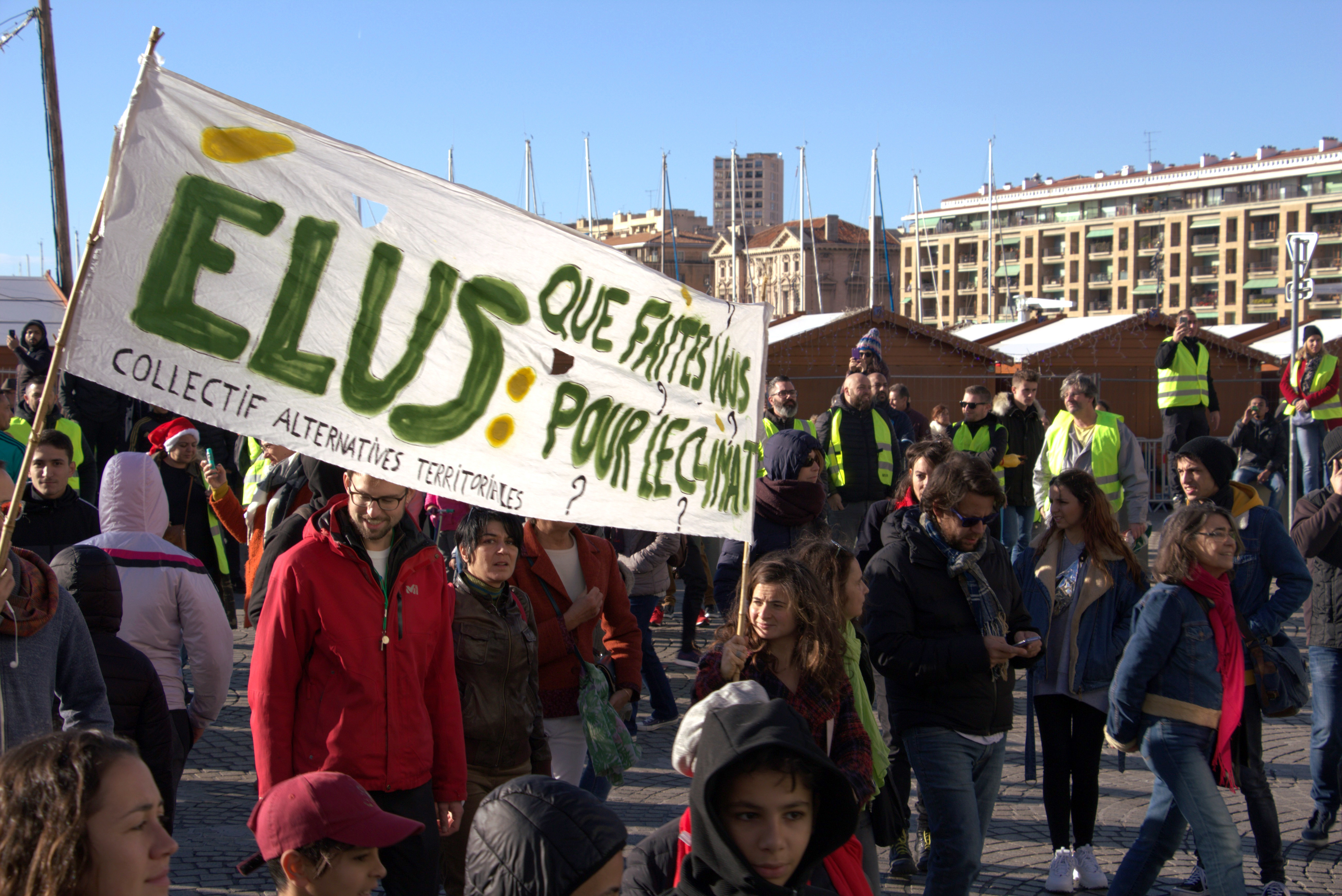 Manifestation avec banderole "Elus, que faites-vous pour le climat ? Collectif Alternatives Territoriales