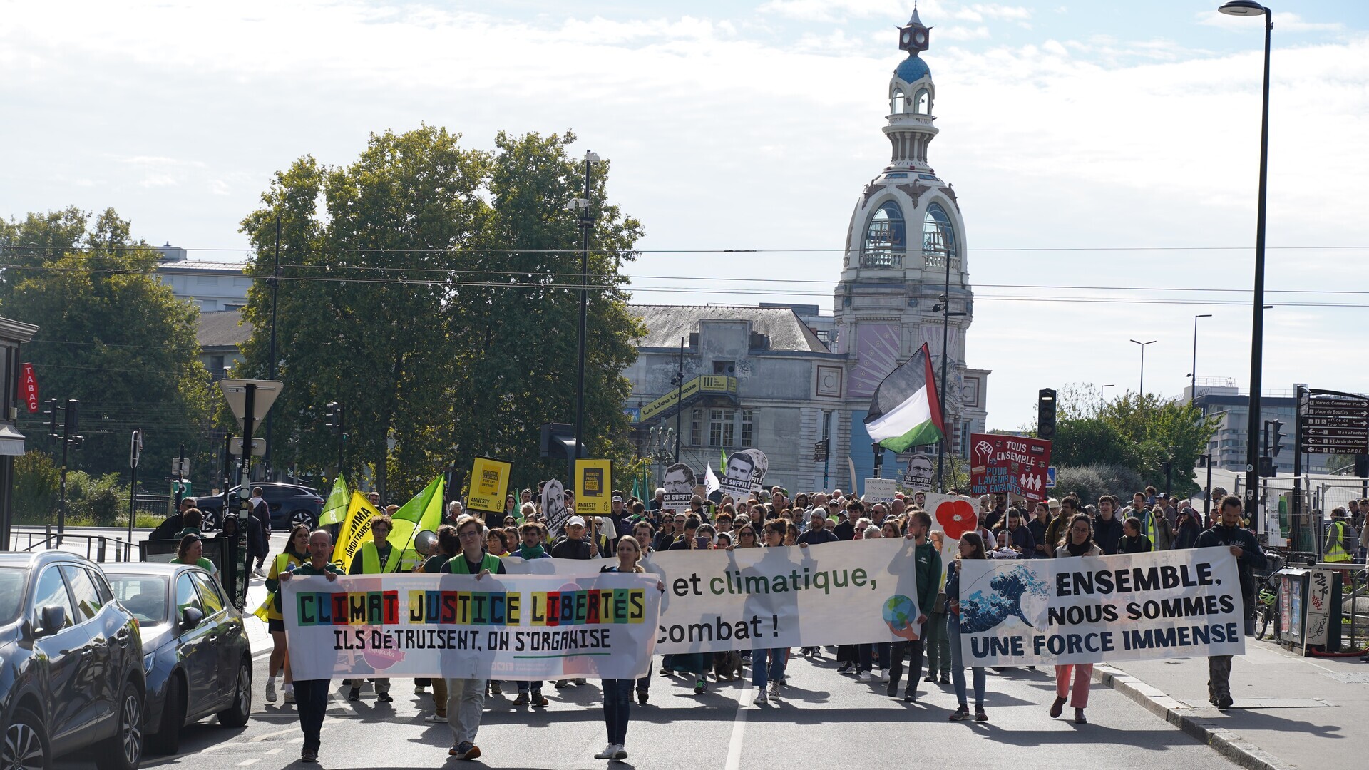 Marche "Climat, Justice, Libertés" à Nantes : le cortège avance sur la rue avec trois banderoles
