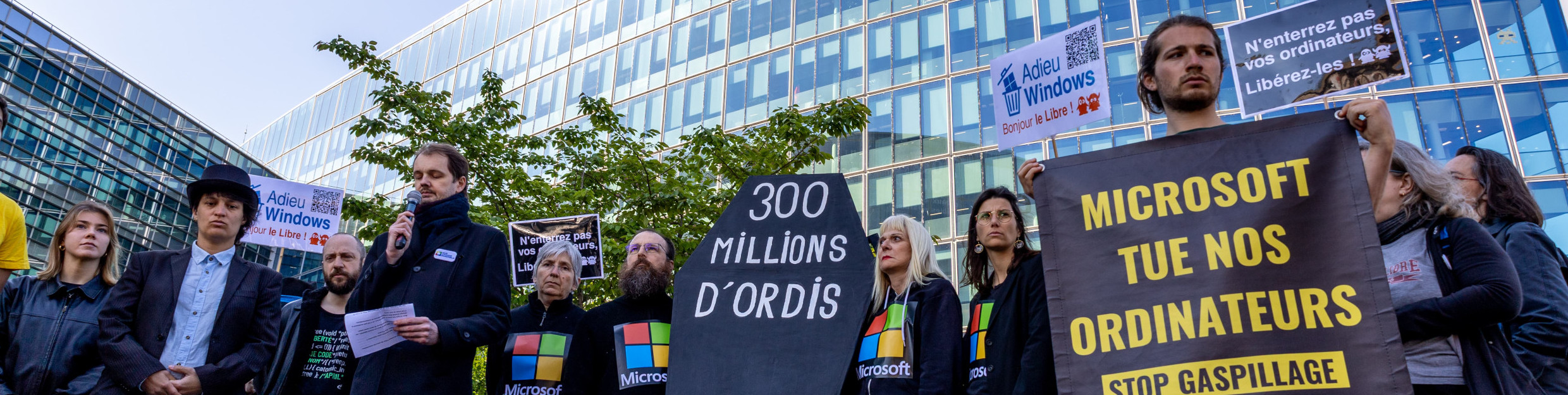 Photo de l'enterrement de 300 million d'ordinateurs devant le siège de Microsoft pour le jour du dépassement. 