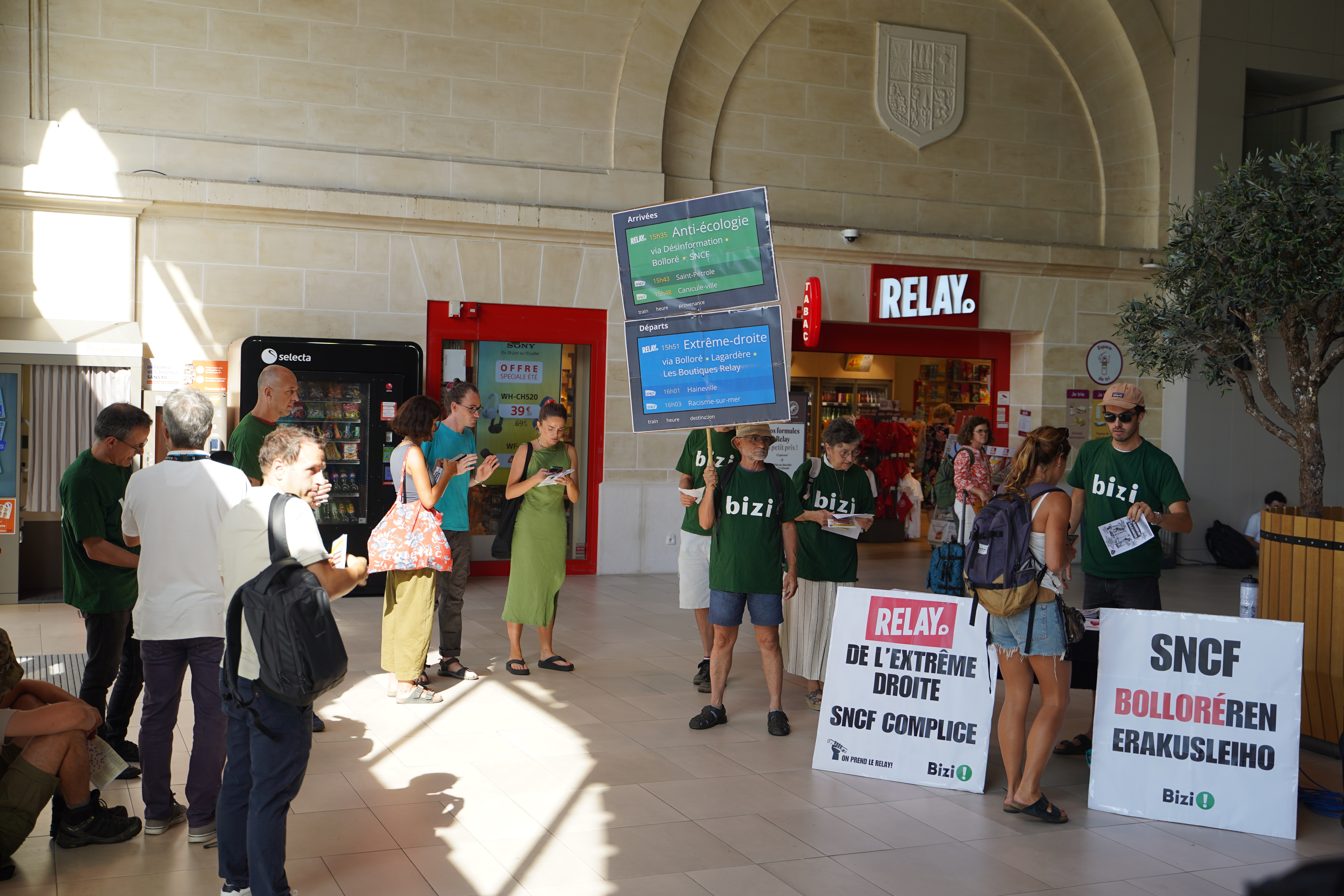 Des militant⋅es de Bayonne distribuent des cahier de vacances dans la gare de Bayonne
