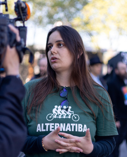 Interview lors d'une action devant le siège de Microsoft pour Piratons Microsoft - Avril 2026