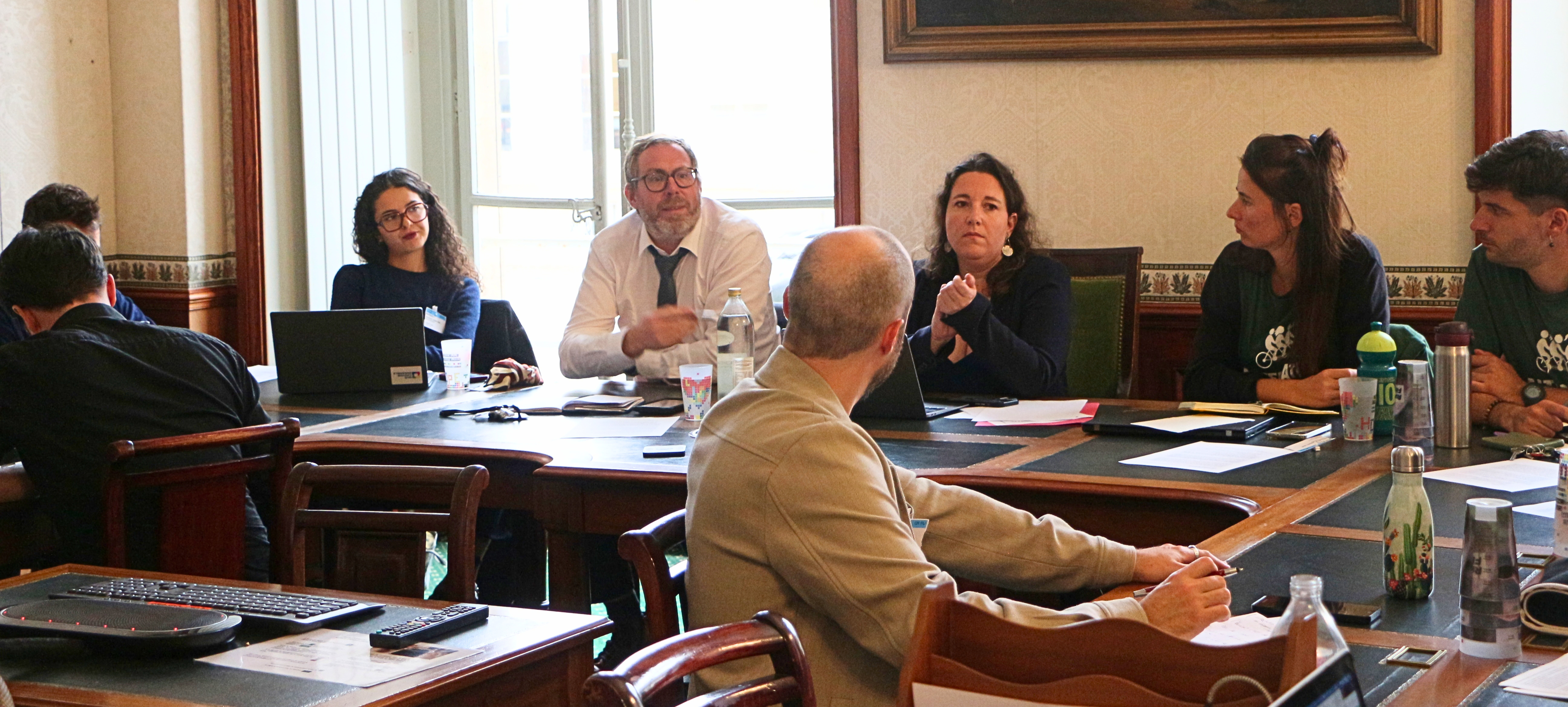 Des personnes d'Alternatiba, Cyrielle Chatelain et Philippe Latombe en réunion à l'Assemblée nationale